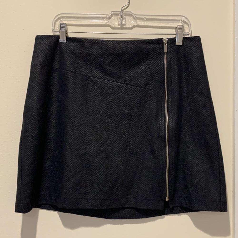 suede reptile designed mini skirt sz: 12